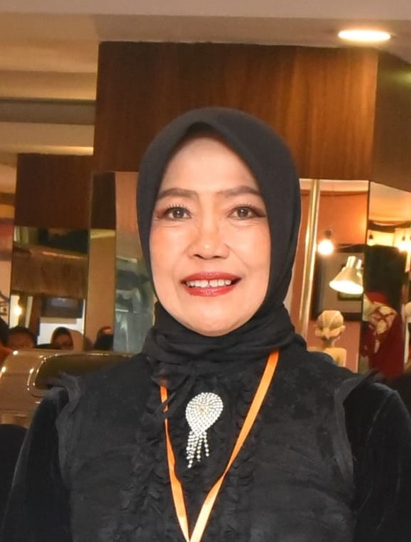 Dewi Ratih SKM, MM (9/84)